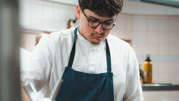 2 restaurants, lunch, dinner served; French cuisine