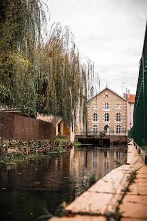 Exterior. Logis Le Cheval Blanc et Clovis
