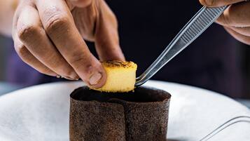 Une personne qui coupe un gâteau avec un couteau.