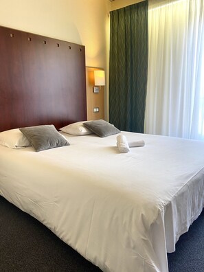 Chambre Double | Bureau, chambres insonorisées, fer et planche à repasser