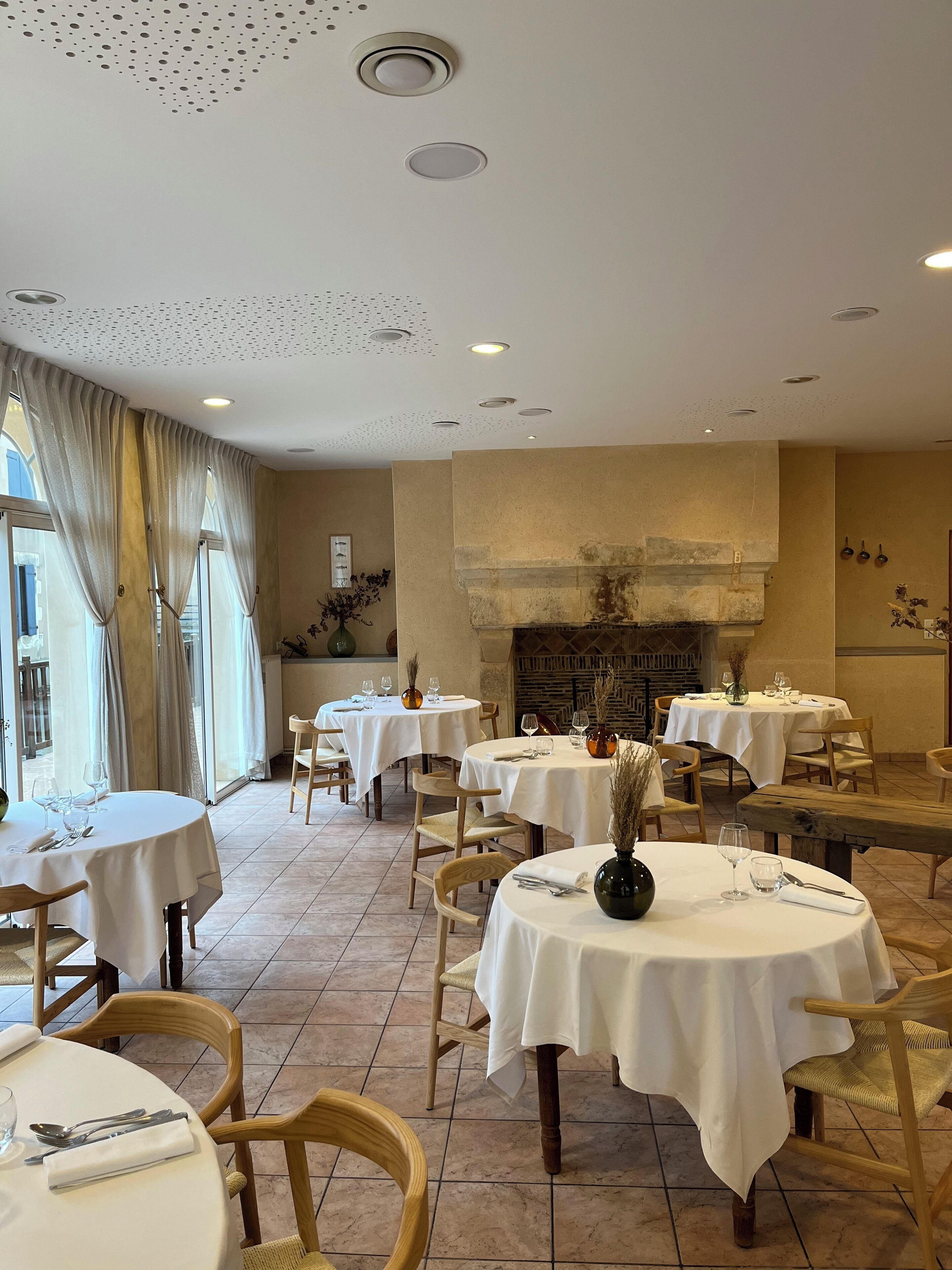2 restaurants, lunch, dinner served; French cuisine