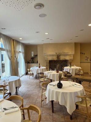 2 restaurants servant le déjeuner et le dîner, plats Cuisine française