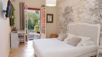 Quarto casal conforto, vista para a piscina | Frigobar, cofres nos quartos, individualmente decorados