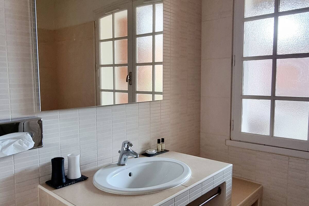 premium double room (privilège) | bathroom | free toiletries, hair dryer, towels