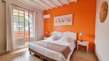 Minibar, caja de seguridad en la habitación y decoración personalizada