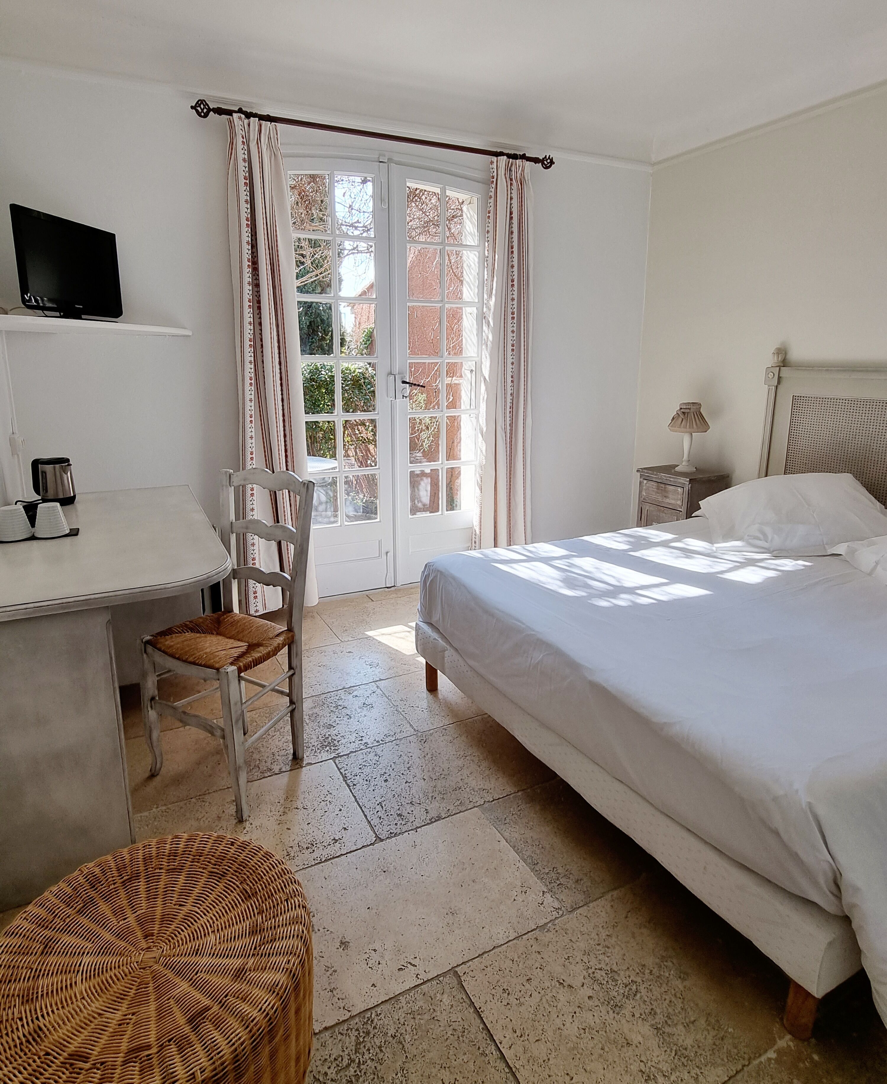 comfort double room, pool view | 1 bedroom, minibar, in-room safe, individually decorated