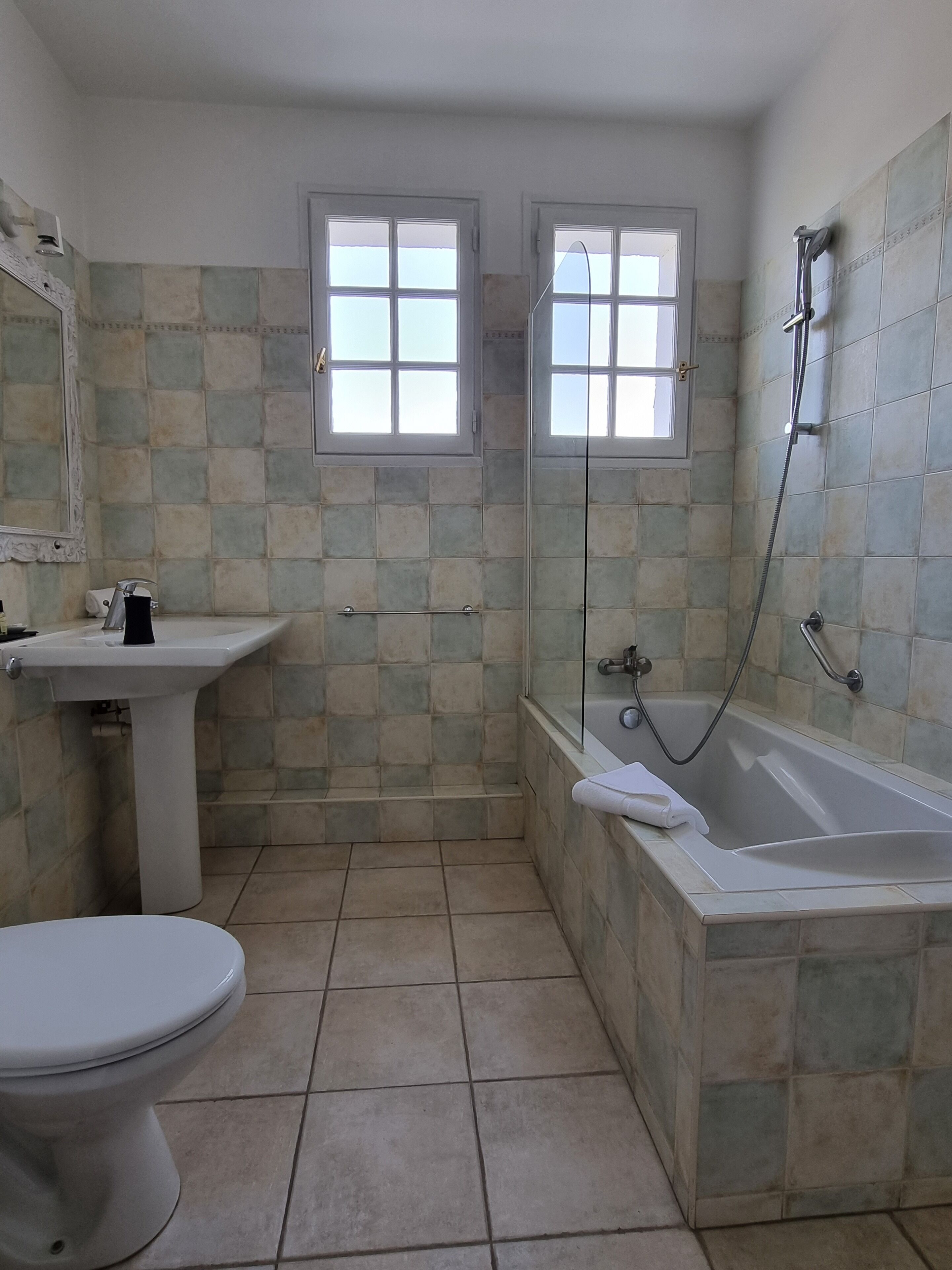 comfort double room | bathroom | free toiletries, hair dryer, towels