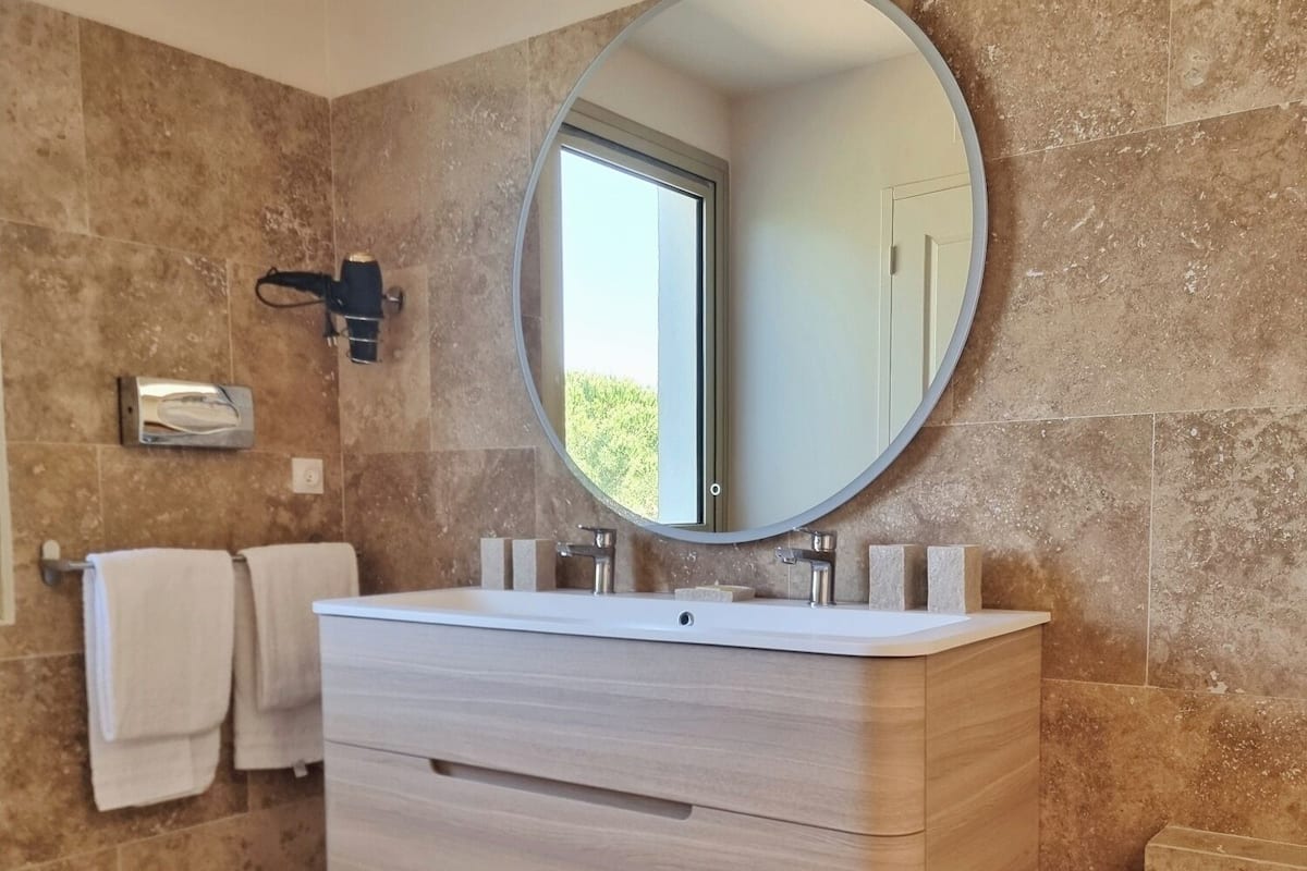 Habitación familiar | Minibar, caja de seguridad en la habitación y decoración personalizada