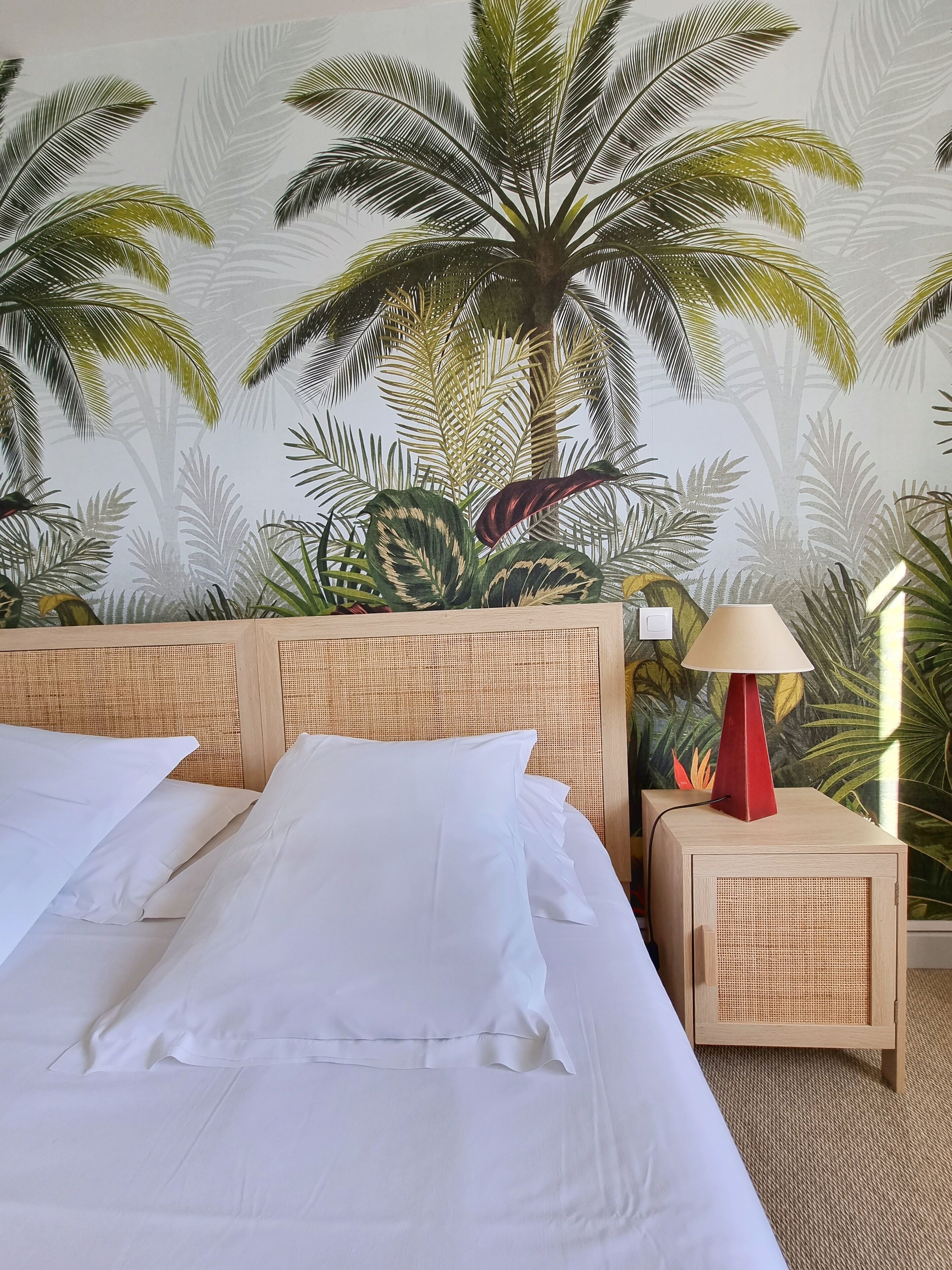 Minibar, caja de seguridad en la habitación y decoración personalizada 