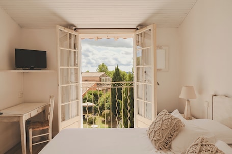 Classic Double Room | Minibar, in-room safe, individually decorated, individually furnished. Castillon des Baux