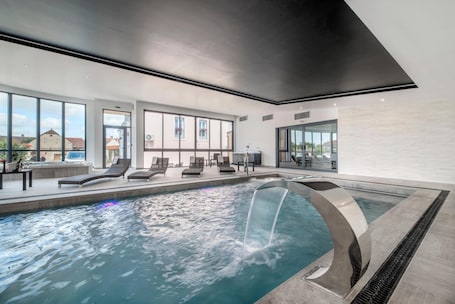 Una piscina techada, 2 piscinas al aire libre. Aux Maisons (Relais du Silence)