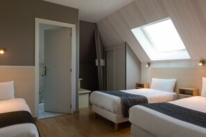 标准四人房 | 客房内保险箱、办公桌、隔音、免费 WiFi