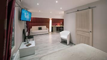 2 bedrooms, in-room safe, desk, soundproofing