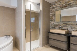Hair dryer, towels - Aux Maisons (Relais du Silence) (Maisons-les-Chaource)
