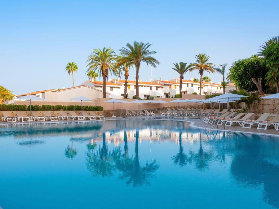 Piscina all'aperto, ombrelloni da piscina, lettini