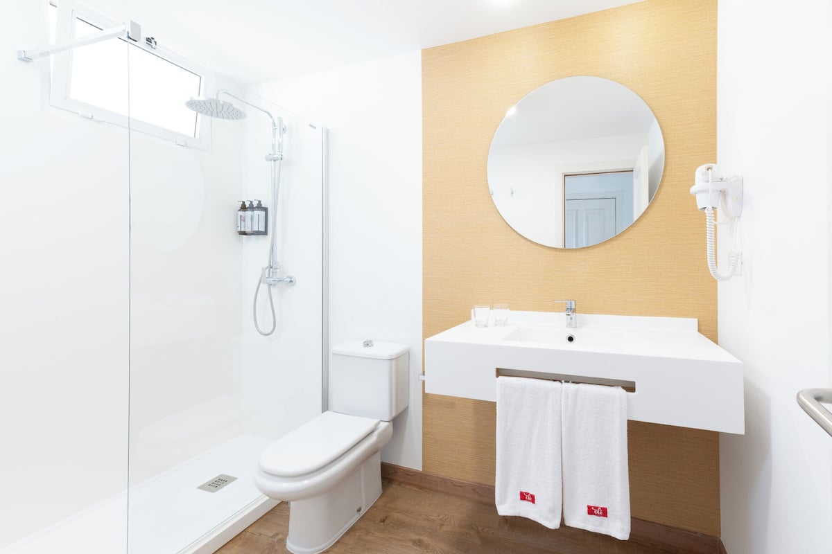 shower, free toiletries, hair dryer, towels