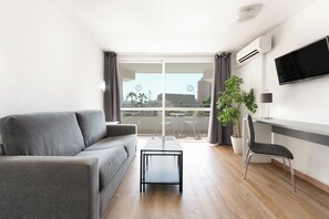 Sviitti | Yksilöllisesti sisustettu, yksilöllisesti kalustettu, työpöytä