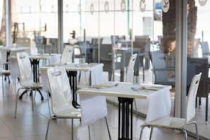 Servizio di colazione, pranzo e cena