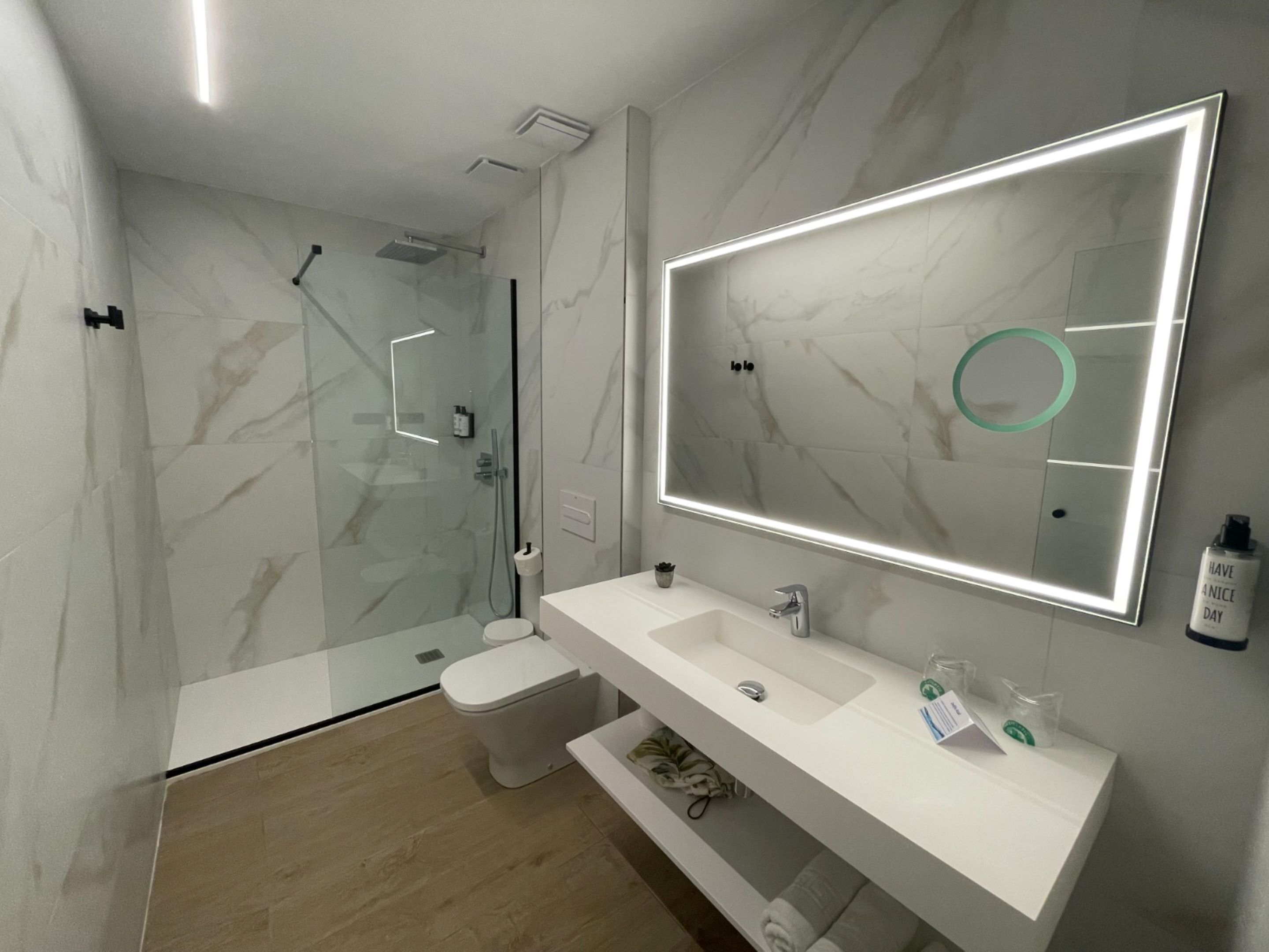 deluxe room | bathroom | hair dryer, towels, soap, shampoo