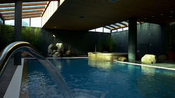 Una piscina cubierta, una piscina al aire libre de temporada, sombrillas