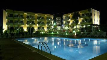 Indendørs pool, sæsonbestemt udendørs pool, parasoller, liggestole