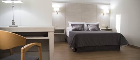 Junior Studio Suite | In-room safe, desk, laptop workspace, soundproofing