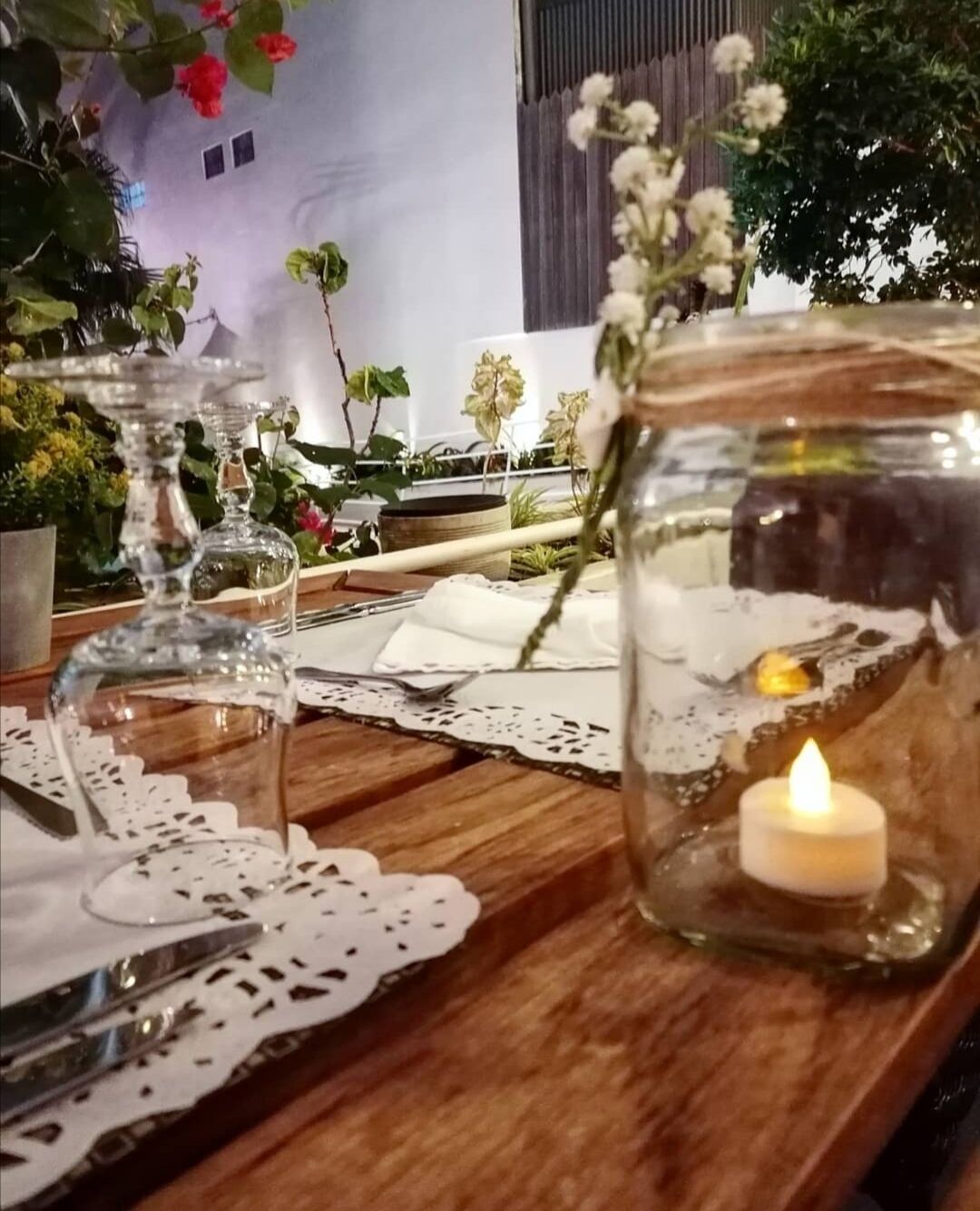 breakfast and dinner served, international cuisine