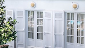 A two-story building with white shutters and balconies. - Hotel le Juliette Dodu (Saint-Denis)
