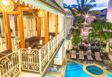 Una piscina al aire libre, sombrillas, sillones reclinables de piscina. Hotel le Juliette Dodu