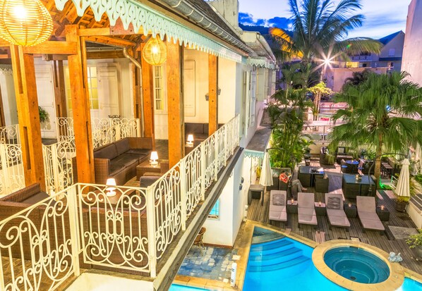 Außenpool, geöffnet von 07:00 Uhr bis 22:00 Uhr, Sonnenschirme