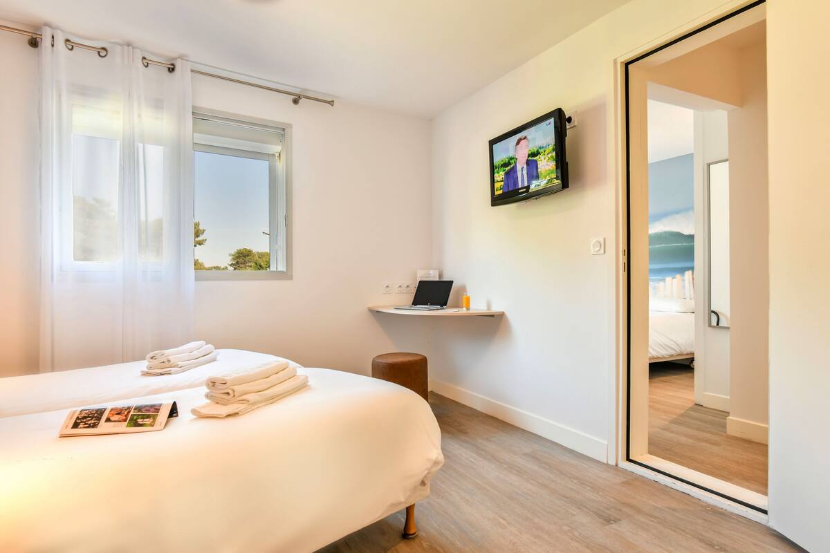 Superior Double or Twin Room | In-room safe, soundproofing, WiFi (free), bed sheets
