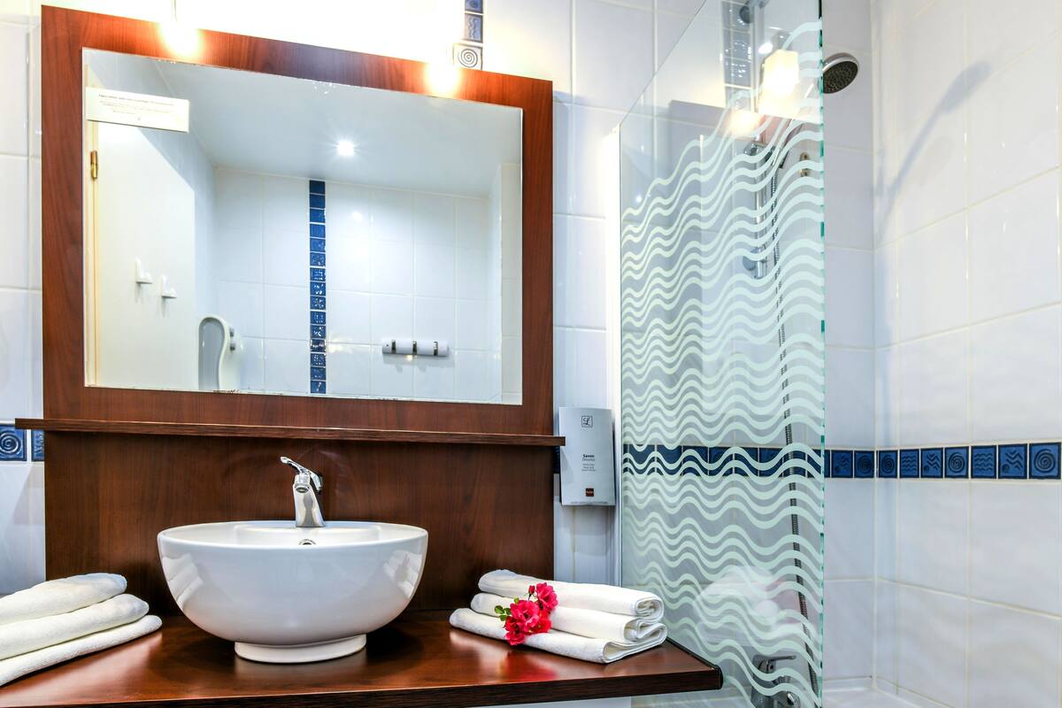 Standard Room (for 2 people) | Bathroom | Free toiletries, hair dryer