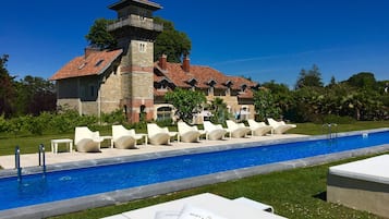 Outdoor pool, open 8 AM to 10 PM, cabanas (surcharge), sun loungers