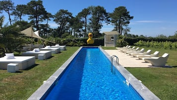 Piscina all'aperto, cabanas (a pagamento), lettini