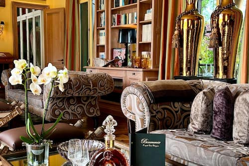 Bar specializzato in champagne, con vista sul giardino