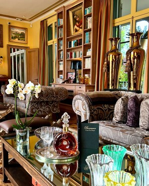 Champagne bar, garden views