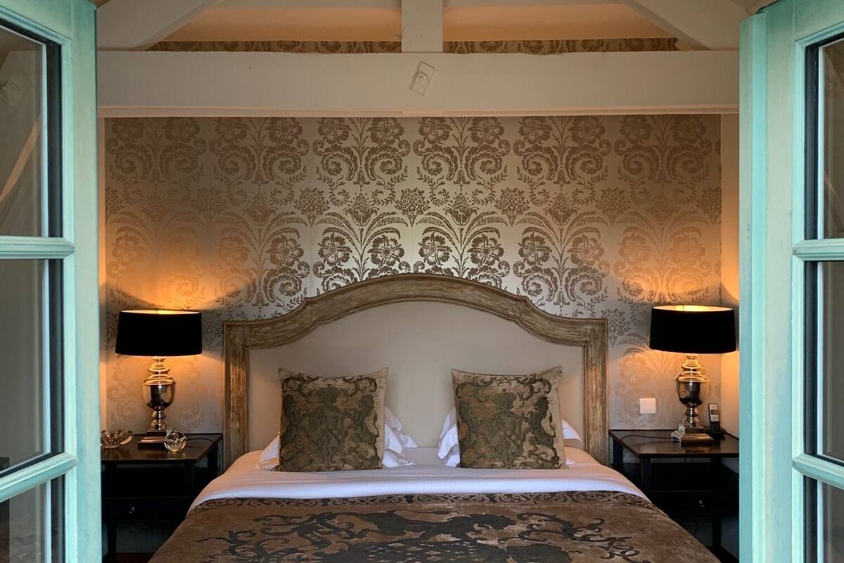 1 bedroom, egyptian cotton sheets, premium bedding, tempur-pedic beds