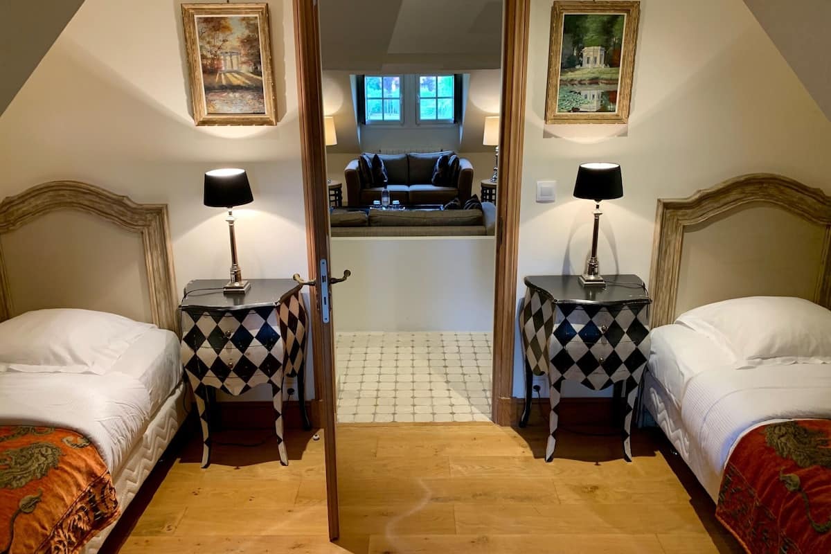 1 bedroom, egyptian cotton sheets, premium bedding, tempur-pedic beds