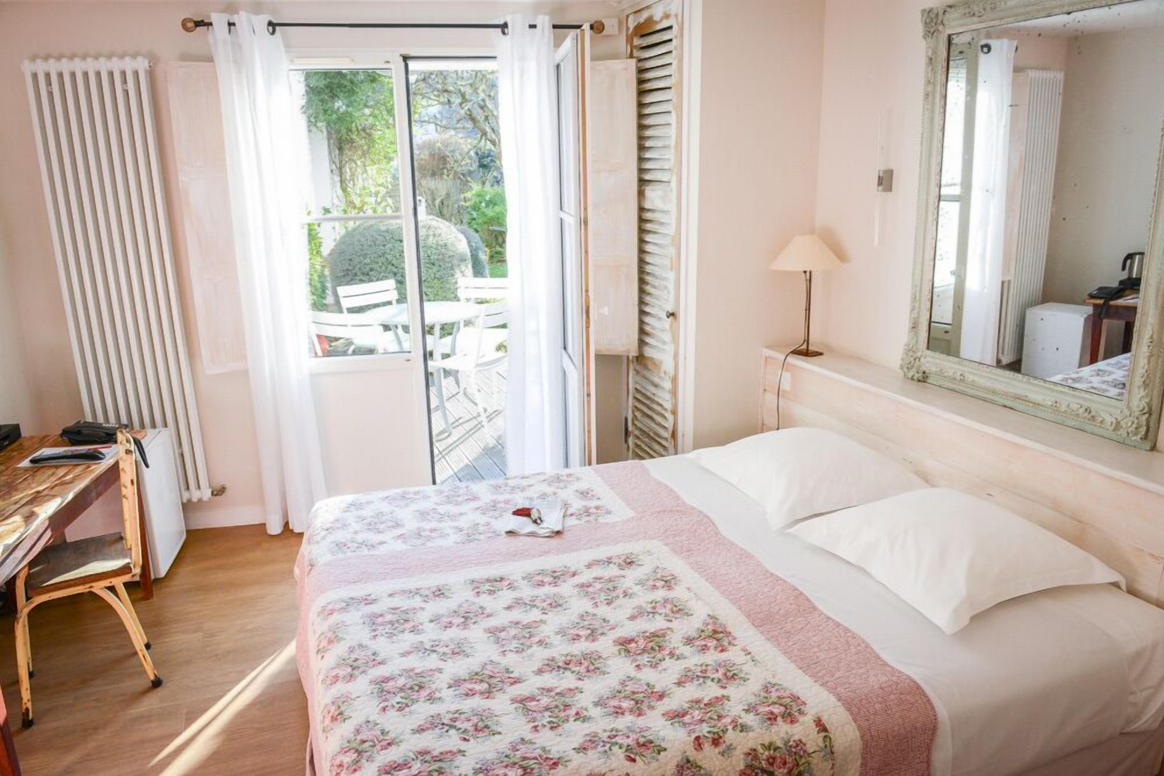 superior room, terrace | 1 bedroom, in-room safe, desk, iron/ironing board