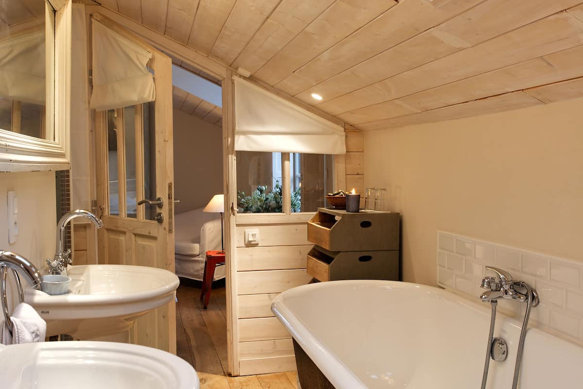 family suite, 2 bedrooms | bathroom | free toiletries, hair dryer, towels