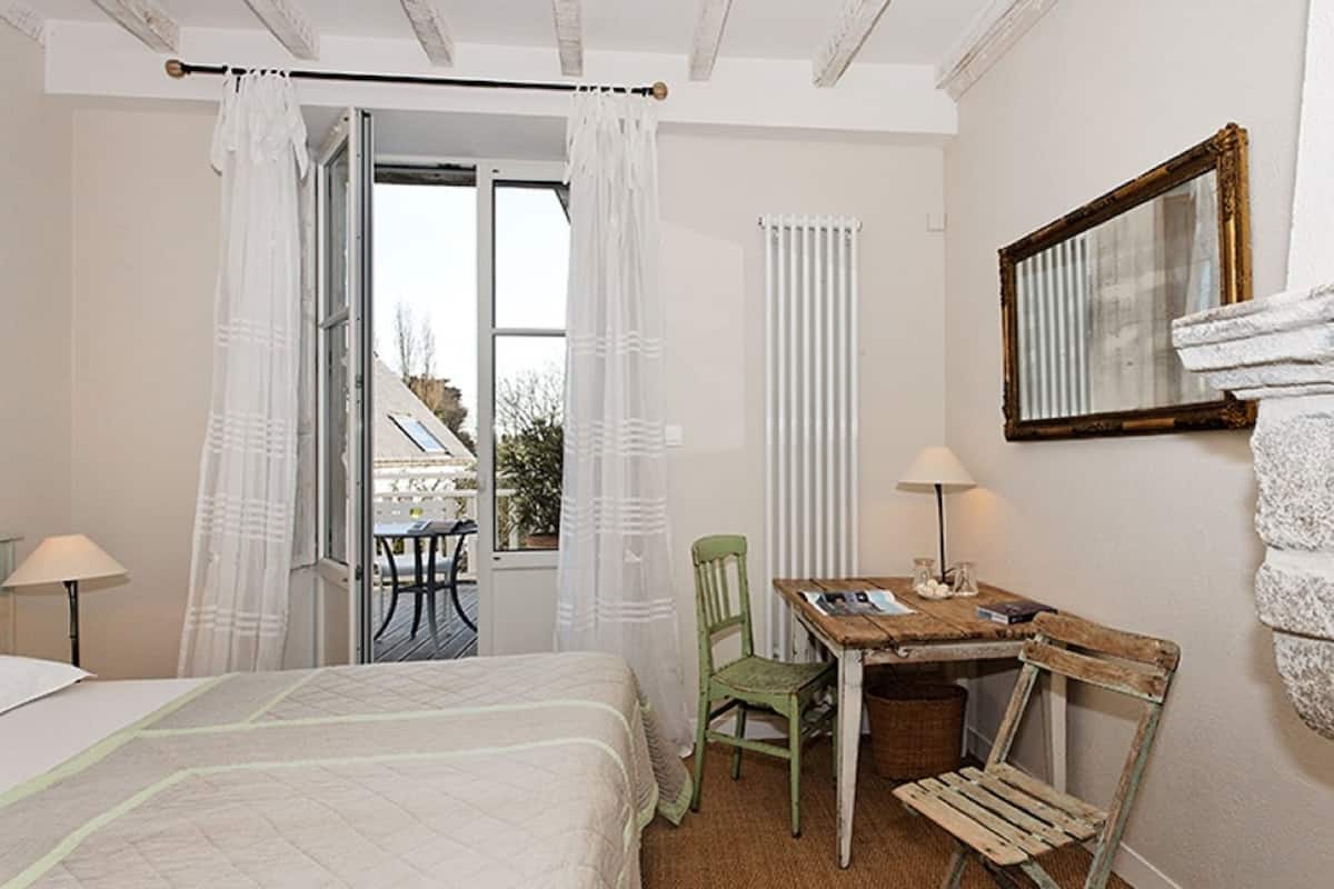 Quarto superior, terraço | Cofres nos quartos, escrivaninha, ferros/tábuas de passar roupa