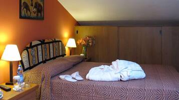 Hochwertige Bettwaren, Schreibtisch, laptopgeeigneter Arbeitsplatz