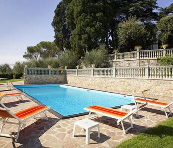 Piscine extérieure (ouverte en saison), chaises longues