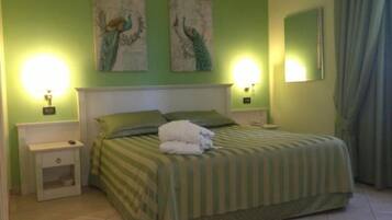 Habitación doble Deluxe, balcón | Ropa de cama de alta calidad y escritorio