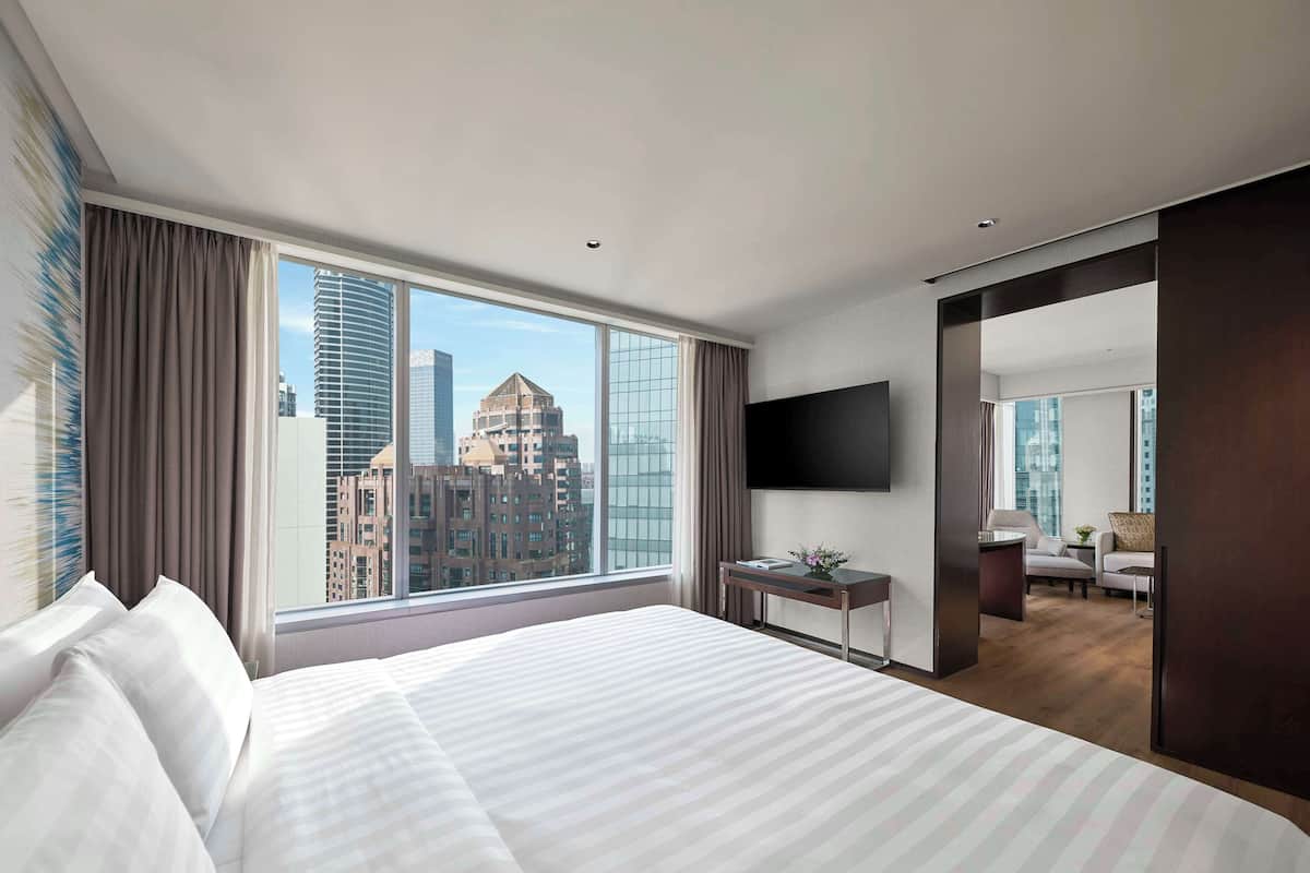 Suite, 1 Katil Raja (King), City View | Peralatan tempat tidur hipoalergenik, gebar bulu kapas, bar mini