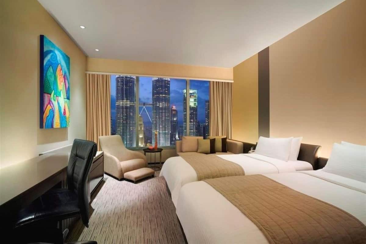 Hypo-allergenic bedding, down comforters, minibar, in-room safe