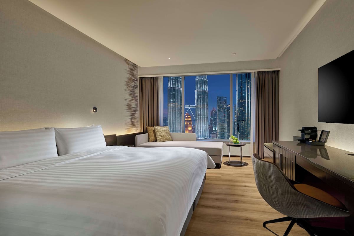 Club Room, 1 Katil Raja (King) (Traders, Twin Towers View) | Peralatan tempat tidur hipoalergenik, gebar bulu kapas, bar mini