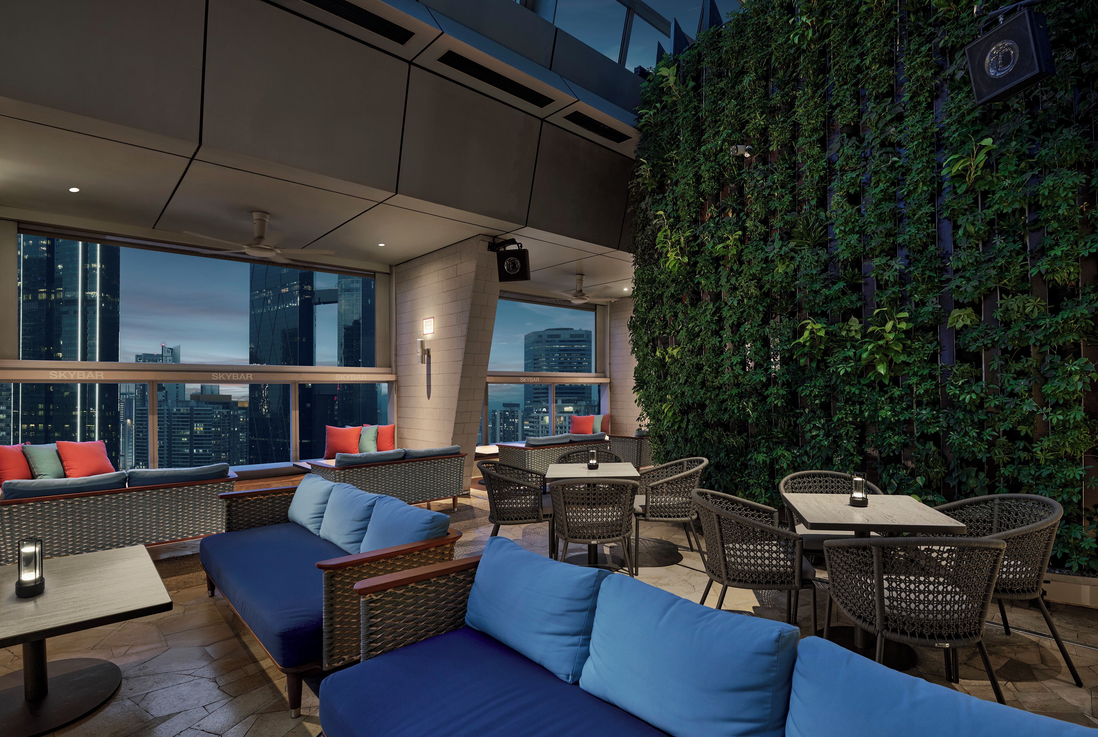 3 restaurants, breakfast, lunch, dinner served; international cuisine