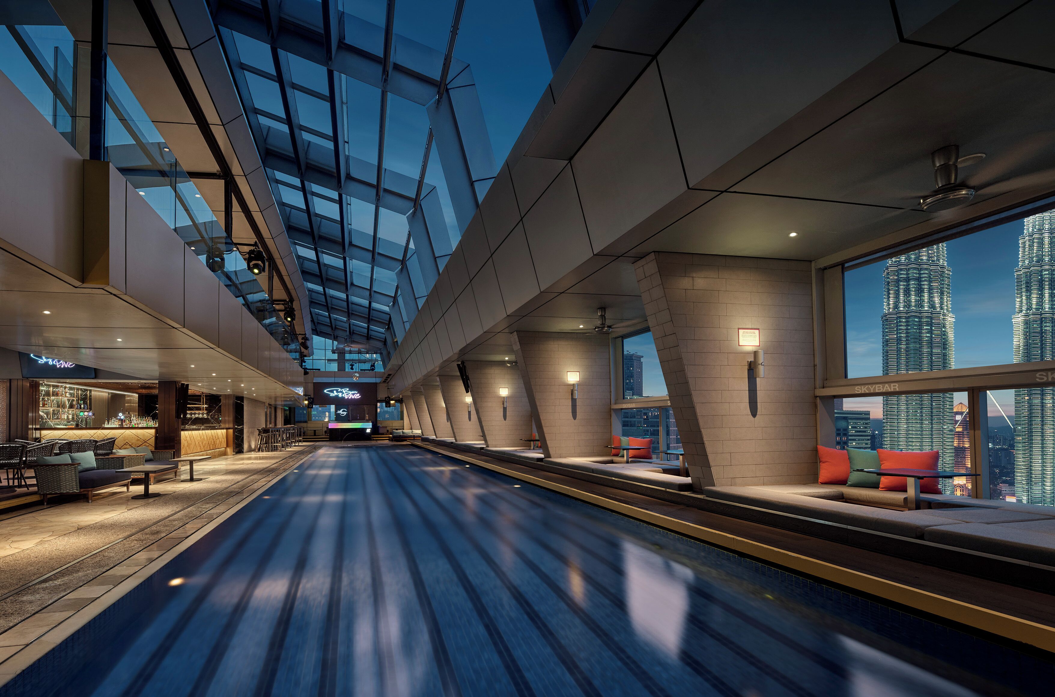 실내 수영장, 07:00 ~ 18:00 오픈, 일광욕 의자