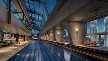 Una piscina techada, sillones reclinables de piscina